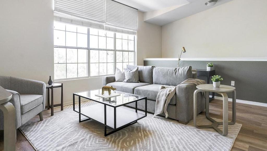 sala de estar con sofá y mesa en Landing Modern Apartment with Amazing Amenities (ID1167X009) en El Paso