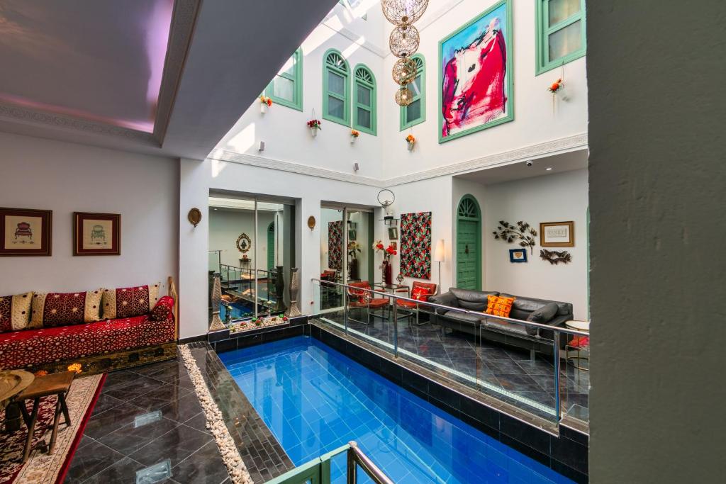 une maison avec une piscine et un salon dans l'établissement Ryad A&B Chaouen, à Chefchaouen