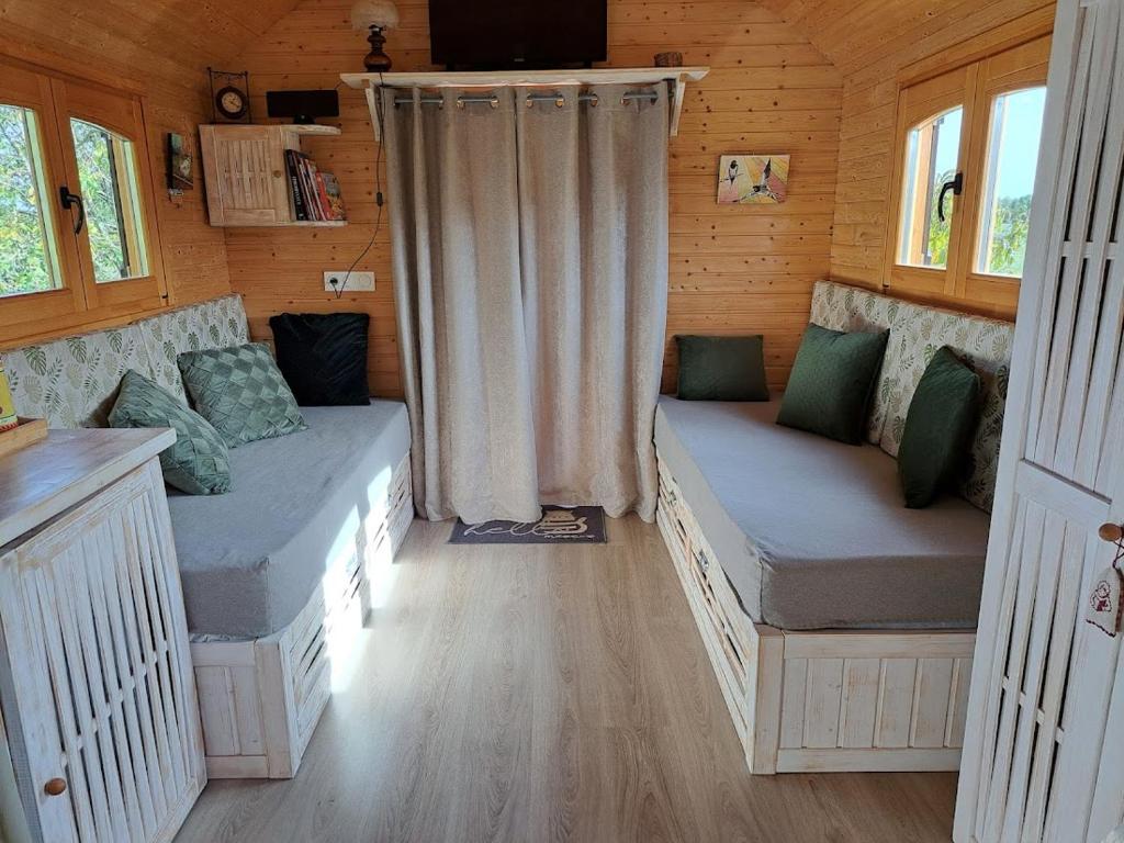 um quarto com duas camas numa casa minúscula em LA ROULOTTE DE FLORETTE em Soings-en-Sologne