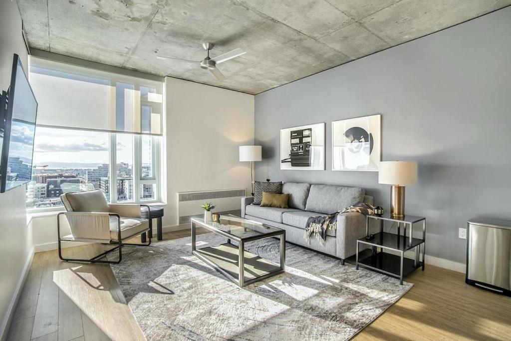 uma sala de estar com um sofá e uma mesa em Landing - Modern Apartment with Amazing Amenities (ID1403X843) em Chicago