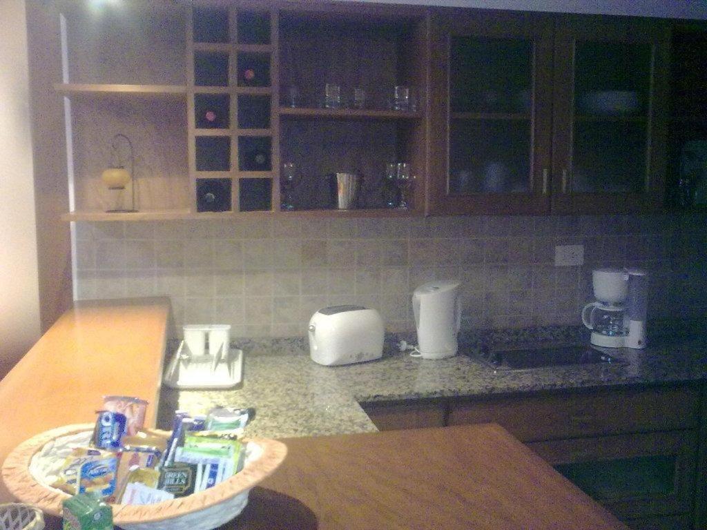 una encimera de cocina con un plato de comida en una mesa en Departamento Los Pinos, en Salta