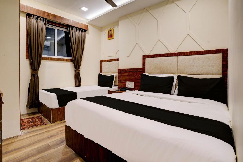 a bedroom with a large bed in a room at OYO Flagship Hotel Ashirwad Inn in Mumbai