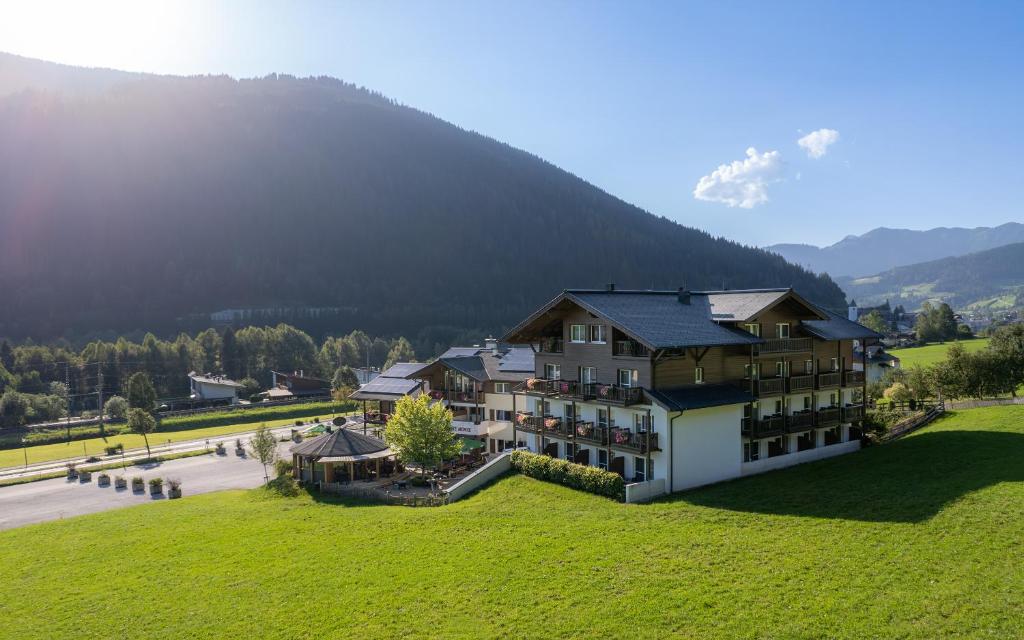 una vista aérea de un edificio con una montaña en el fondo en Landhotel Berger en Eben im Pongau