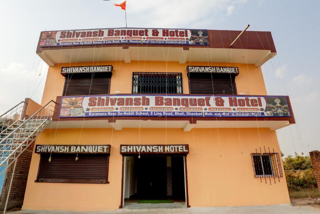 um edifício com uma placa que diz "Singasant Banquete Hotel" em Super OYO Shivansh banquet and hotel em Dhanbad