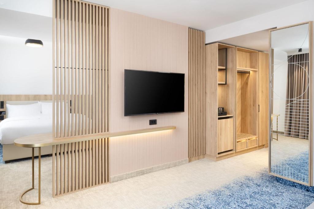TV a/nebo společenská místnost v ubytování Courtyard by Marriott Cluj - Napoca Downtown