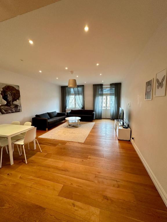 un soggiorno con divano e tavolo di Luxury Apartment In City a Göteborg