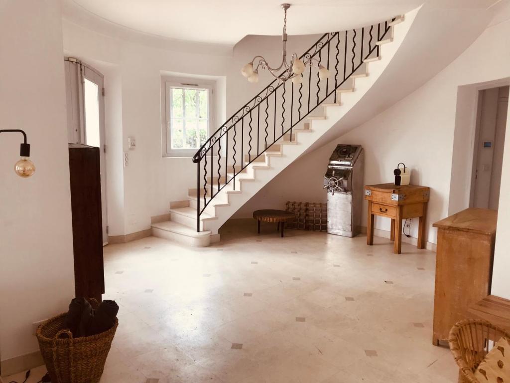 um corredor com uma escada numa casa em Jolie villa en pierre em Callian