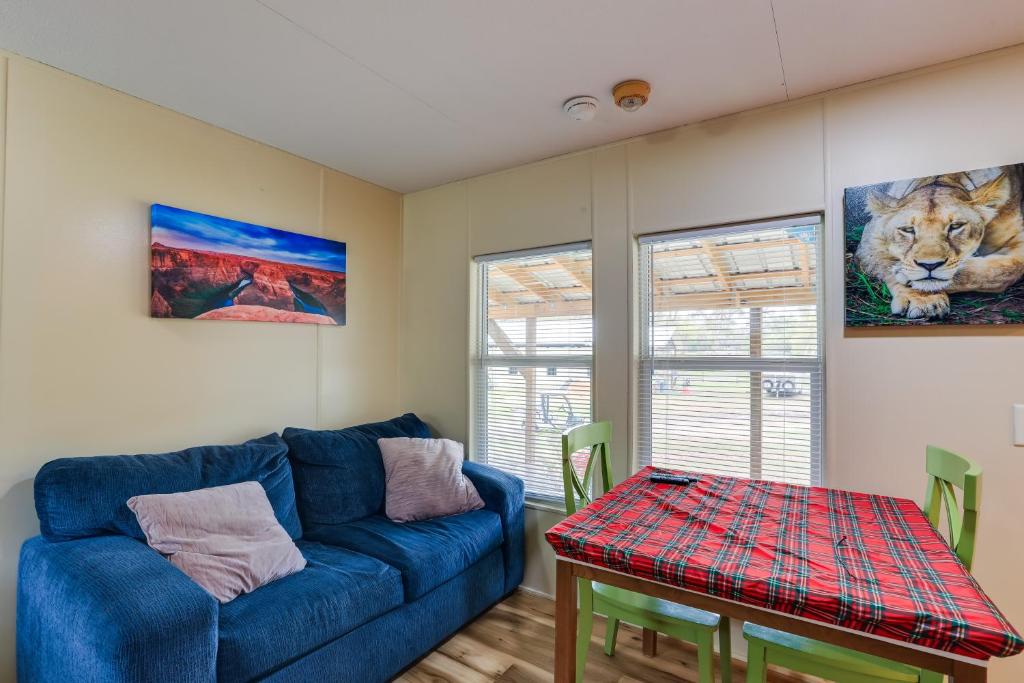uma sala de estar com um sofá azul e uma mesa em Cozy Morriston Home - Close to HITS Post Time Farm em Morriston