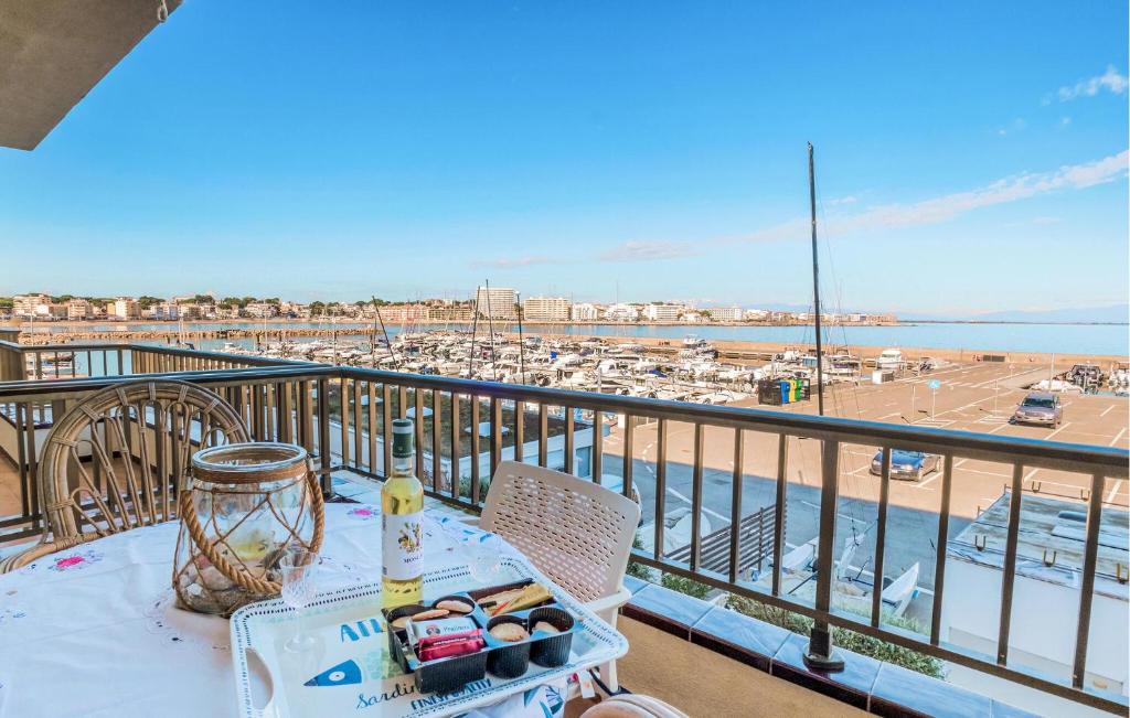 una mesa en un balcón con vistas al puerto en 2 Bedroom Lovely Apartment In L'escala, en L'Escala
