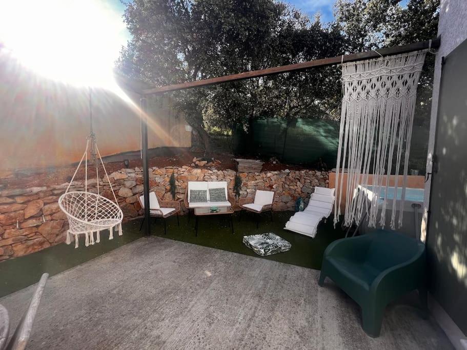 d'une terrasse avec un hamac et une balançoire. dans l'établissement Maison cocooning varoise !, à Seillons-Source-dʼArgens