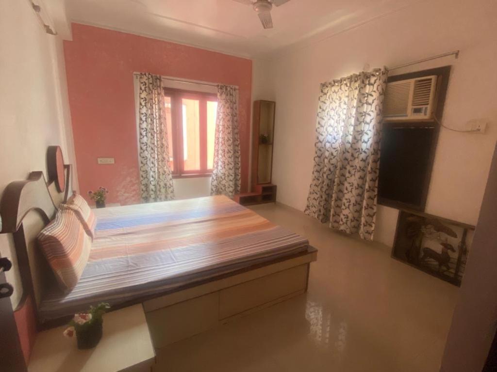 Habitación con cama y ventana en My Space en Agra