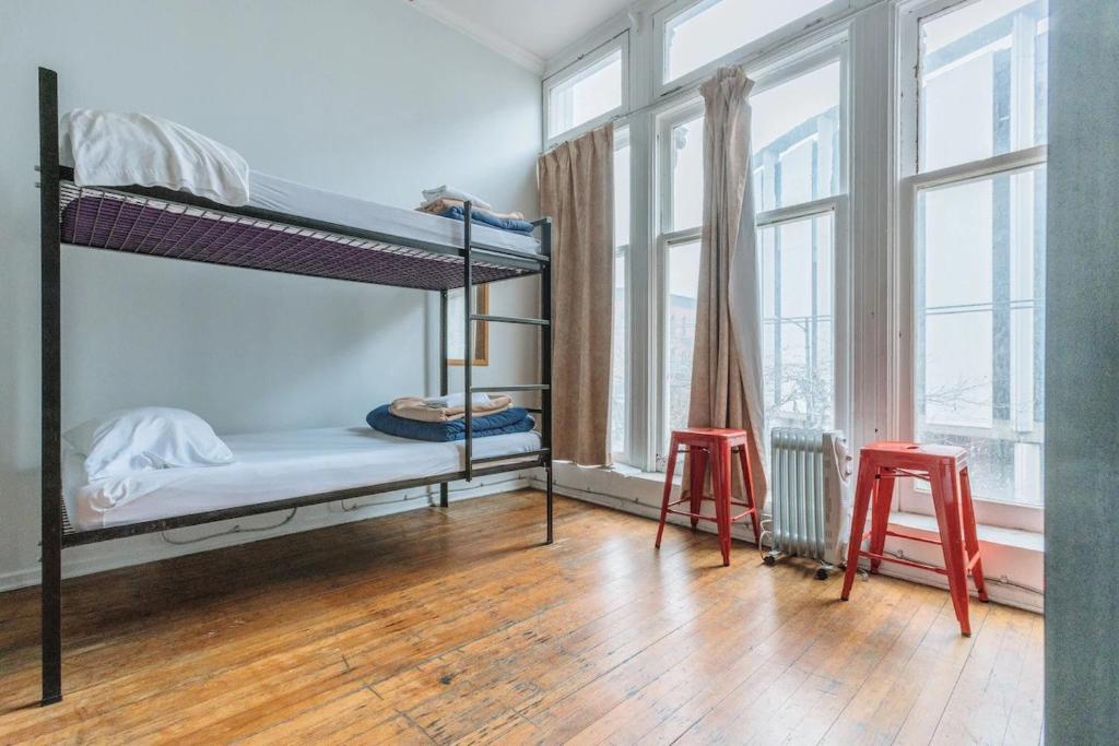 Postel nebo postele na pokoji v ubytování The Cambie Hostel Gastown