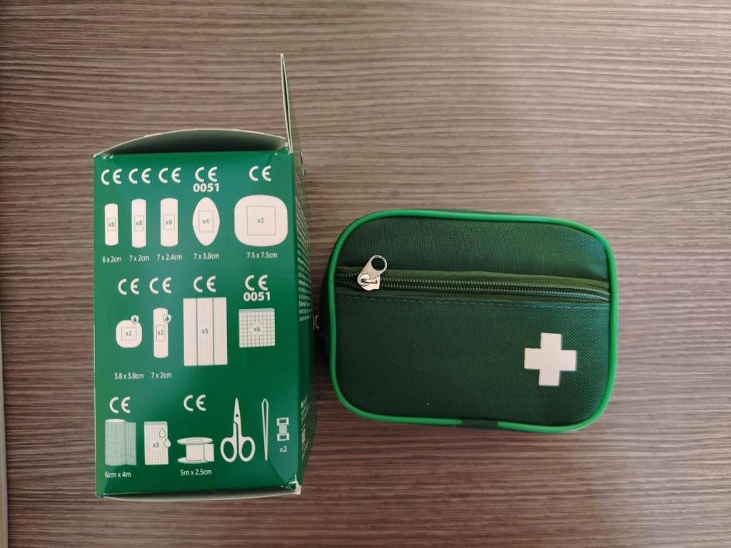 un kit de emergencia verde junto a una maleta verde en Casa Agave, en Ventimiglia