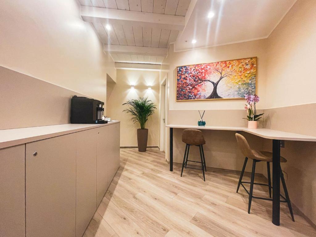 una sala d'attesa con un quadro di un albero sul muro di GIO' HOUSE a Fossano