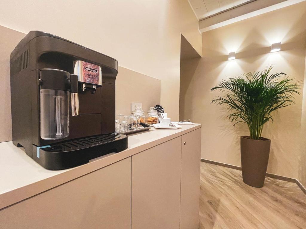 una cucina con macchinetta del caffè su un bancone di GIO' HOUSE a Fossano