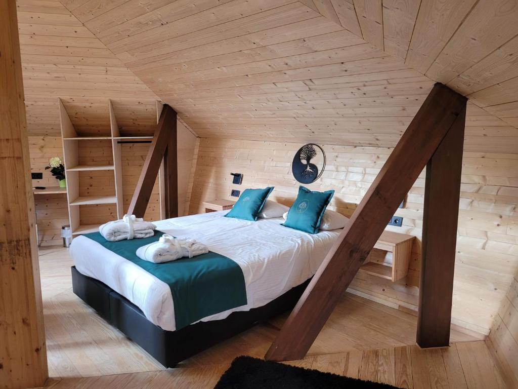 Postel nebo postele na pokoji v ubytování Utopia Village - Art & Nature Lodges