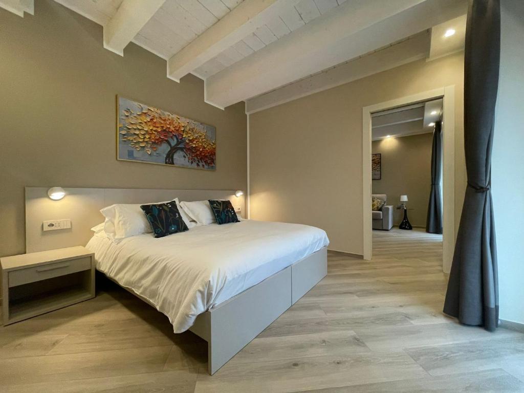 una camera da letto con un letto e un quadro sul muro di GIO' HOUSE a Fossano