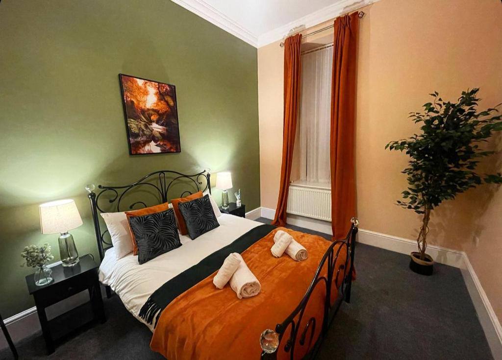 - une chambre avec un lit et 2 serviettes dans l'établissement Apartment 2 West County by Prestige Properties SA, à Millom