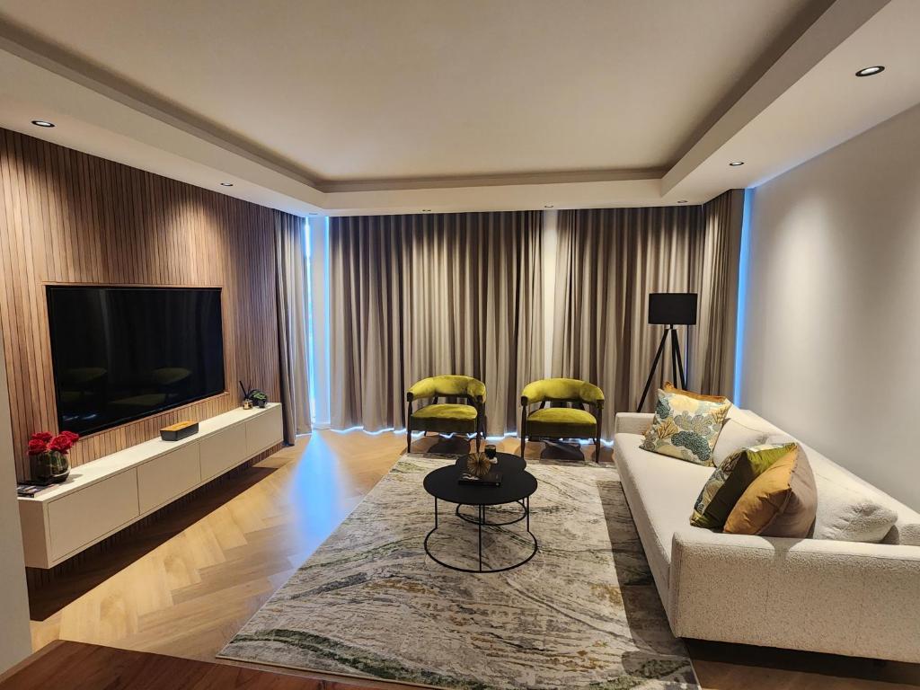 NINE PALMS في كيب تاون: غرفة معيشة مع أريكة وتلفزيون