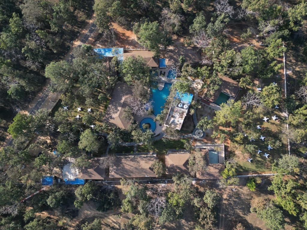 una vista aerea di una casa nel bosco di Citrus Prime Kanha Resort and Villas a Dhanwār