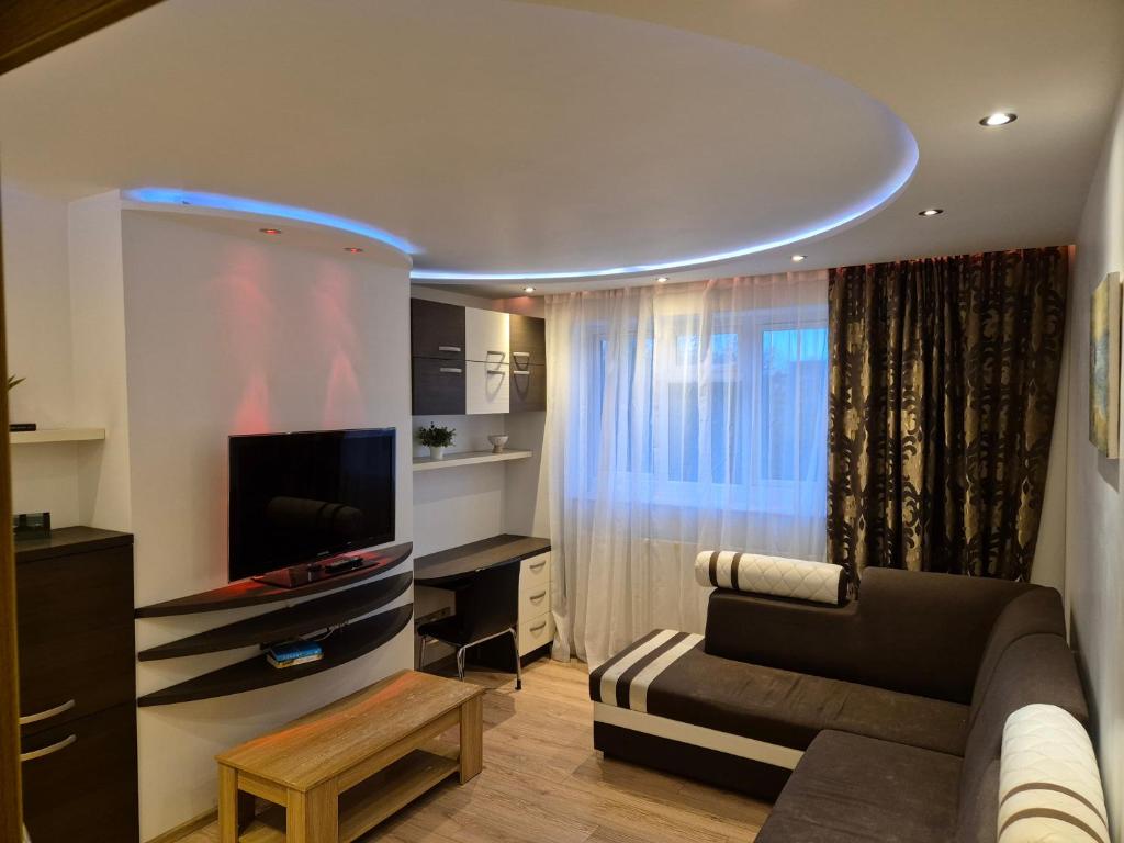 sala de estar con sofá y TV de pantalla plana en 1 BED FLAT PARKING WIFI BUSINESS, en Londres