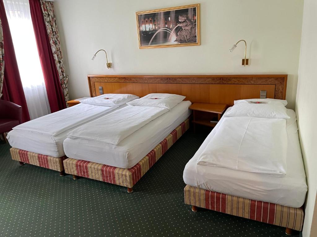 Postel nebo postele na pokoji v ubytování Hotel Ochsen Stuttgart