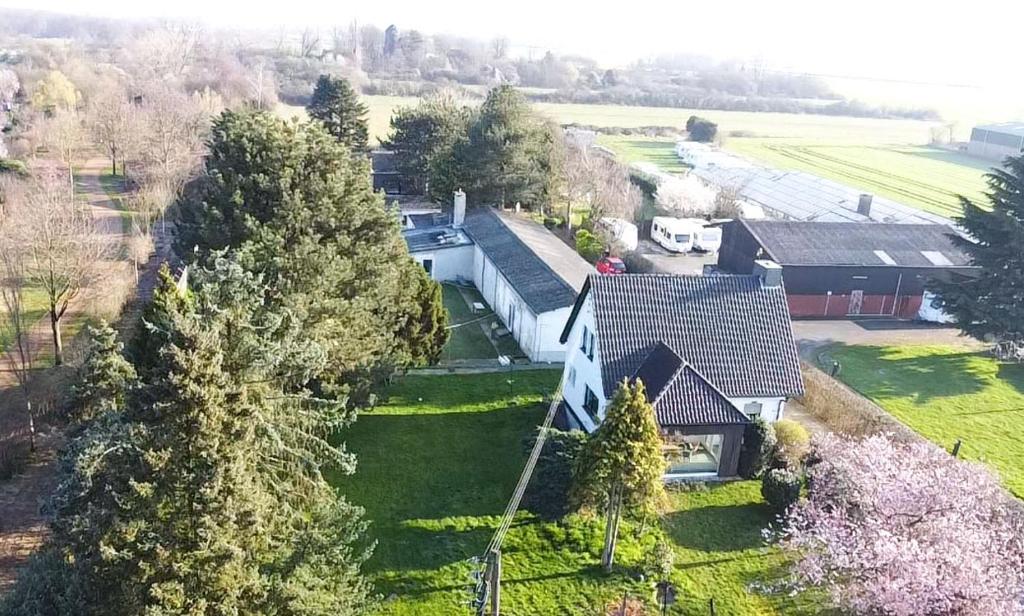 una vista aérea de una casa con patio en Hübsches Cottage in ehemaliger Gärtnerei, en Meerbusch