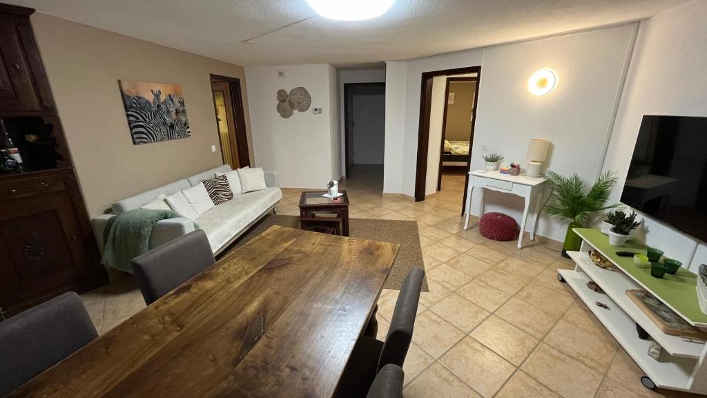 TV a/nebo společenská místnost v ubytování Ferienwohnung Casa Azalea