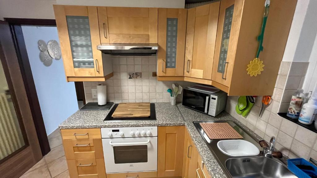 Kuchyň nebo kuchyňský kout v ubytování Ferienwohnung Casa Azalea