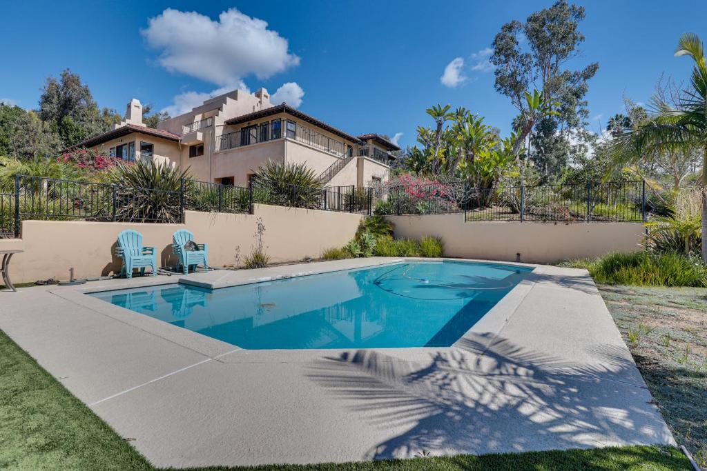 uma piscina em frente a uma casa em Luxury Rancho Santa Fe Villa in Del Mar with Pool! em Del Mar