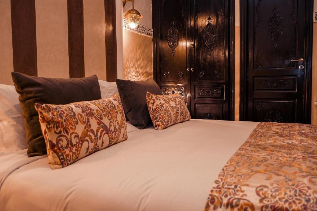 Postel nebo postele na pokoji v ubytování Riad Roummana Marrakech