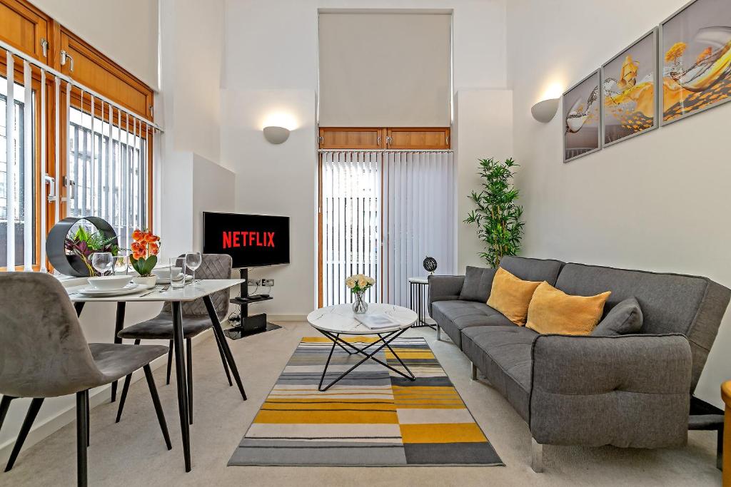 Atpūtas zona naktsmītnē Stylish 2 bedroom apartment, 2 bathrooms, free parking for all guest, wifi, Sky, Netflix, walking distance to city centre, sleeps 5, outside patio space, ground floor