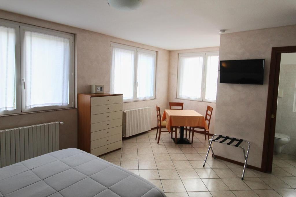 A television and/or entertainment centre at Hotel Avogadro
