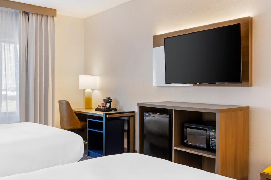 Comfort Inn & Suites Rapid City near Mt Rushmore - Quadruple Room With Two Queen Beds - Non Smoking