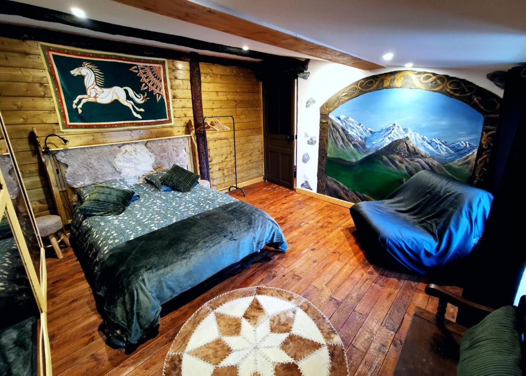 ein Schlafzimmer mit einem Bett und ein Pferdegemälde an der Wand in der Unterkunft Suite privative Le seigneur des Anneaux Arnor in Vertaizon