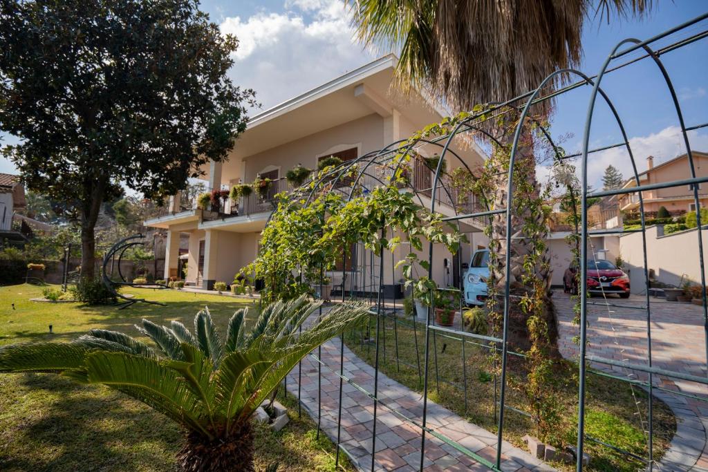 une clôture devant une maison avec une plante dans l'établissement Villa Marchese, à Trecastagni
