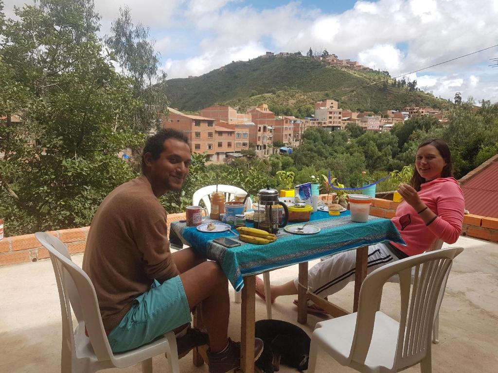 a man and a woman sitting at a table at Family House-Ciclovía Sucre-Bol in Sucre