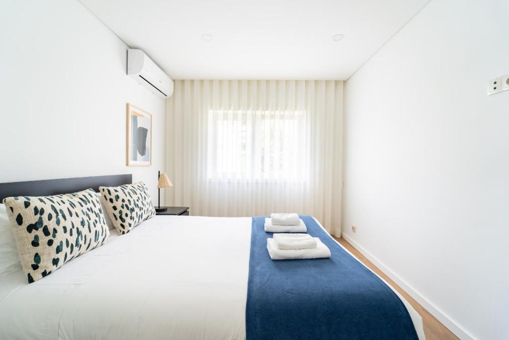 um quarto com uma cama grande e um tapete azul em António Marinho by House and People em Braga