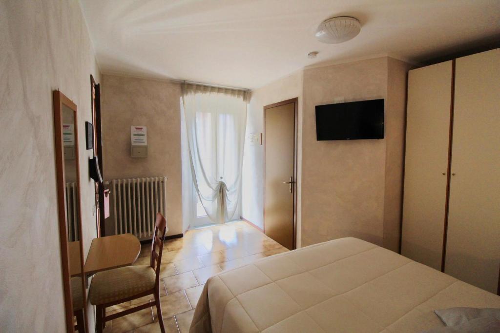A television and/or entertainment centre at Hotel Avogadro