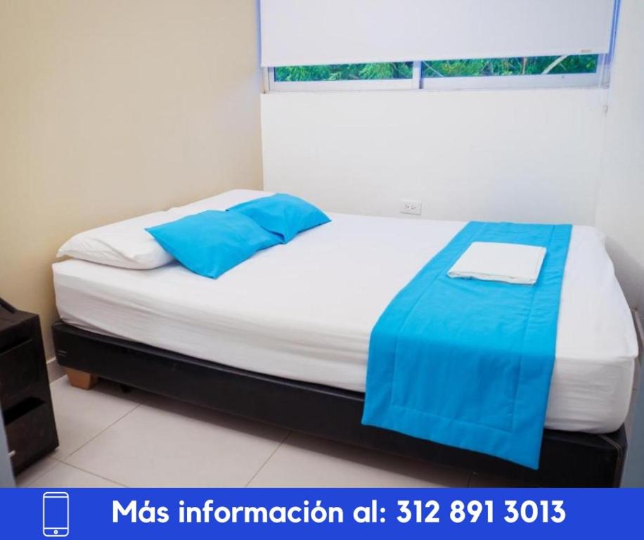 ein Schlafzimmer mit einem Bett mit einer blauen Decke darauf in der Unterkunft Villa Anthonella cov in Coveñitas