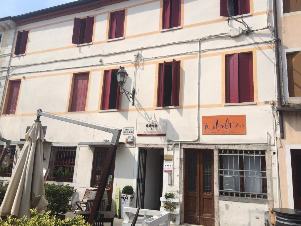 a white building with a sign that reads kinks at B&B Cittabella in Cittadella