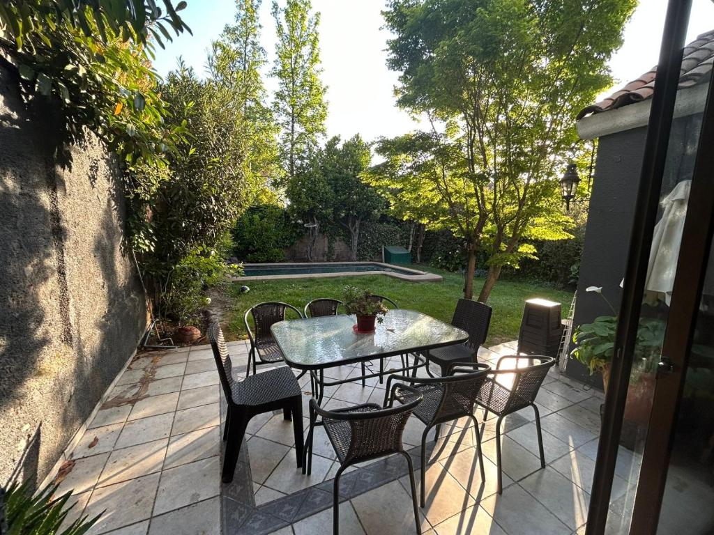 a table and chairs sitting on a patio at Habitación con Baño Privado San Carlos de Apoquindo in Santiago