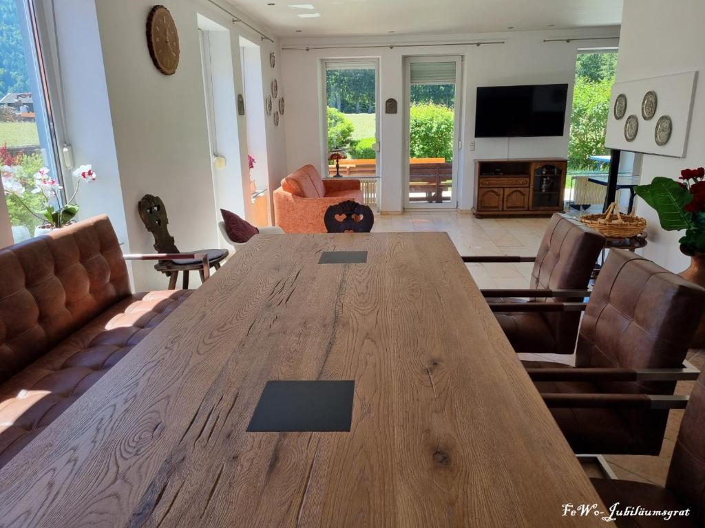 a living room with a wooden table and chairs at Haus Kreuzeckwiese - Fewo Jübilaumsgrat in Garmisch-Partenkirchen