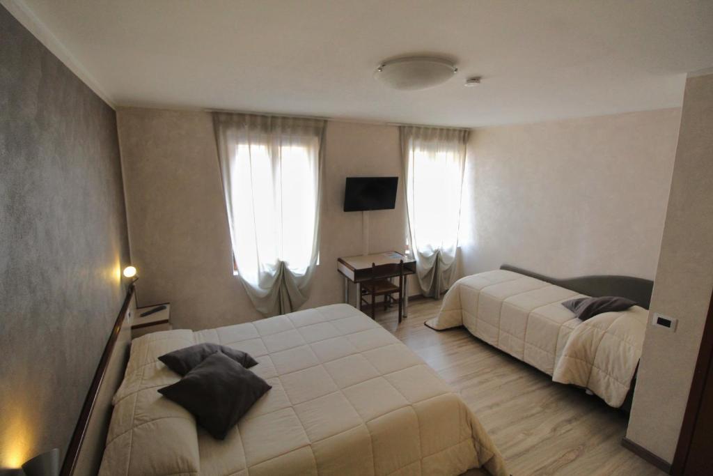 A bed or beds in a room at Hotel Avogadro