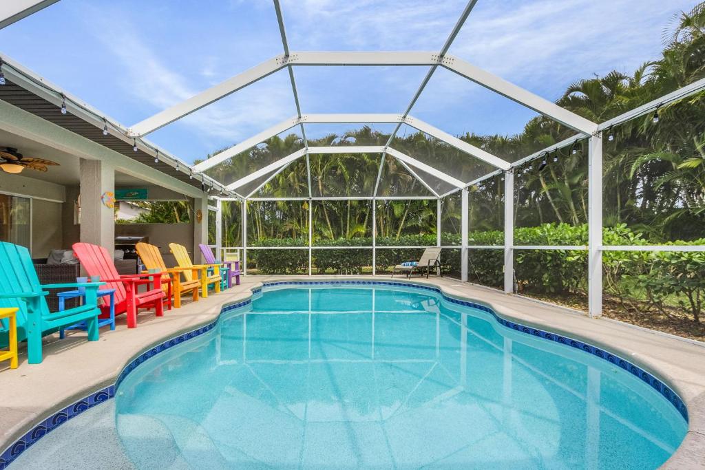 - une piscine dans une maison avec une verrerie dans l'établissement Lush Privacy, Large Outdoor Living Space, Heated Pool,& Pet-friendly - Villa Veronica- Roelens, à Cape Coral