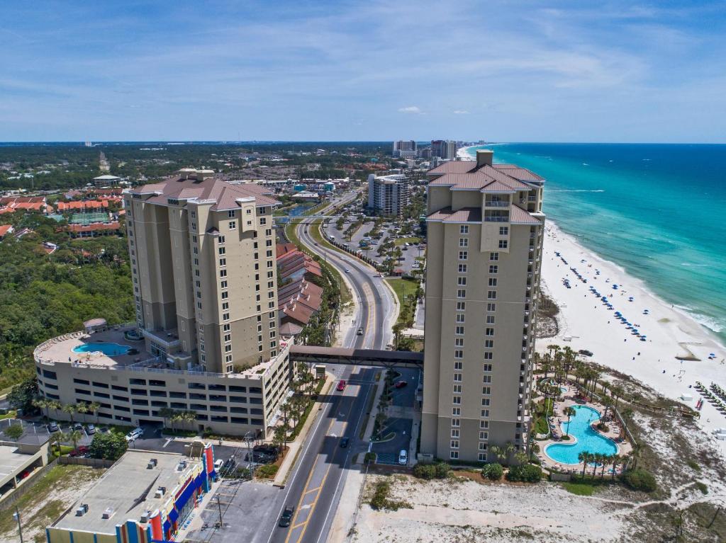 una vista aérea de una playa y edificios y del océano en Grand Panama by Panhandle Getaways, en Panama City Beach