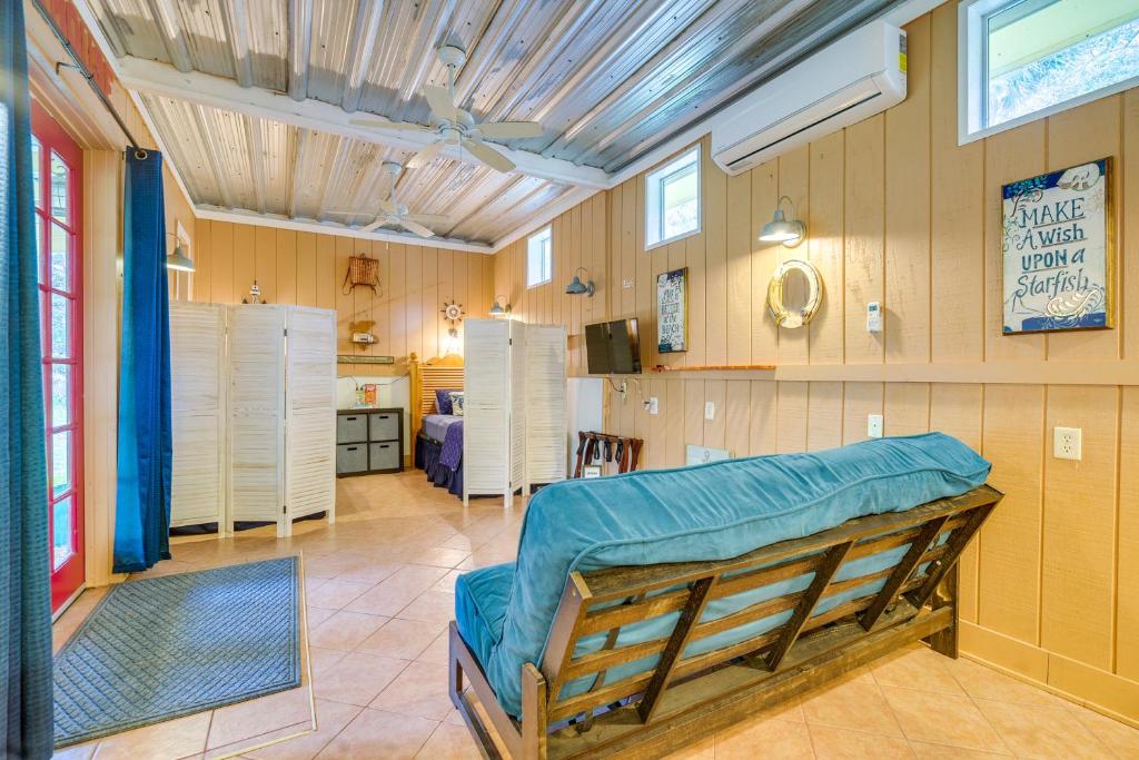 een grote kamer met een bed en een keuken bij Inglis Studio Home with Covered Patio and Grill! in Yankeetown