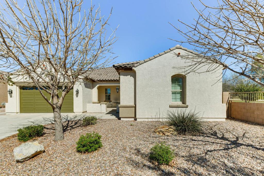 ein Haus mit einem Baum im Vorgarten in der Unterkunft Private Hot Tub Queen Creek Vacation Rental! in Queen Creek