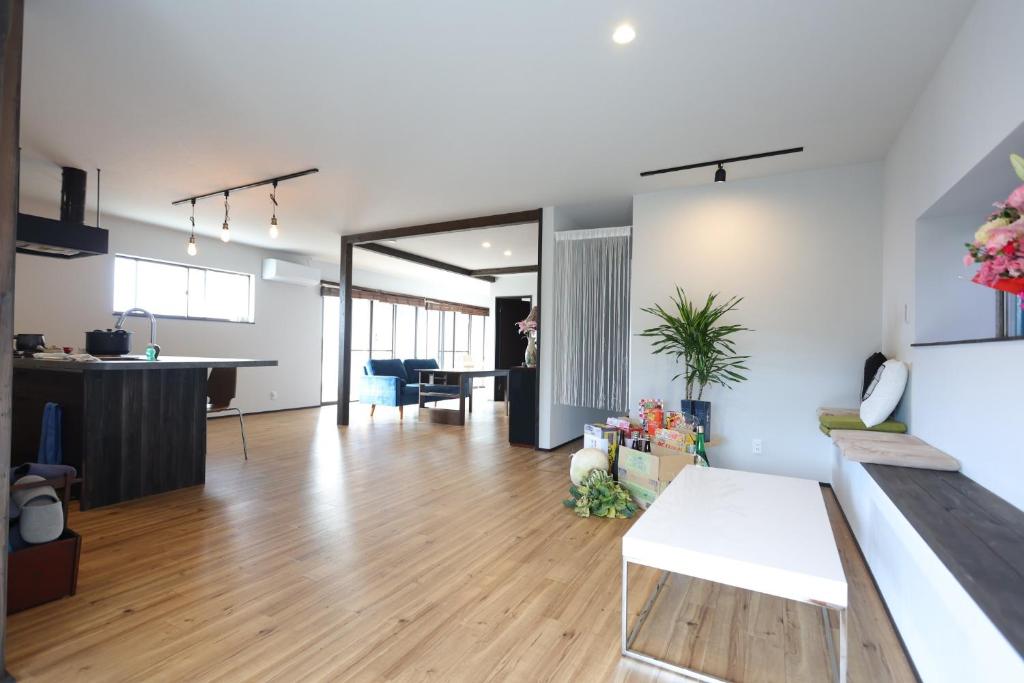 uma sala de estar em plano aberto com uma cozinha e uma sala de jantar em iko terrace - Vacation STAY 03324v em Kagoshima