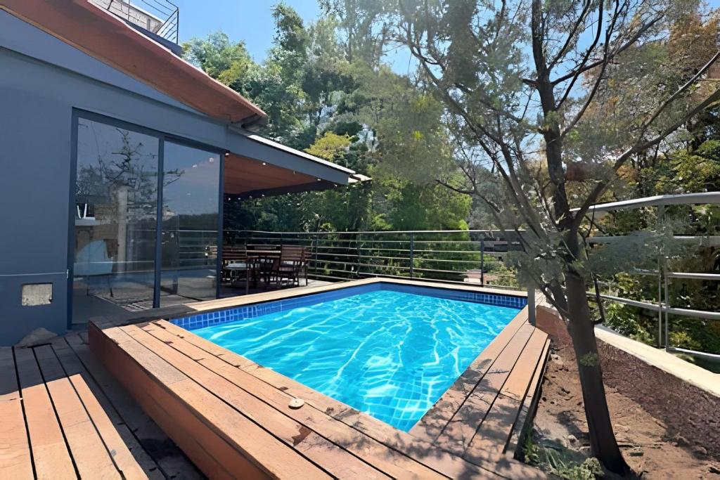Der Swimmingpool an oder in der Nähe von "Casa de las lagartijas" con jacuzzi